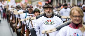 Die sogenannten Freiheitstrychler gehören in der Schweiz zu den stärksten Gegnern des Covid-19-Gesetzes.