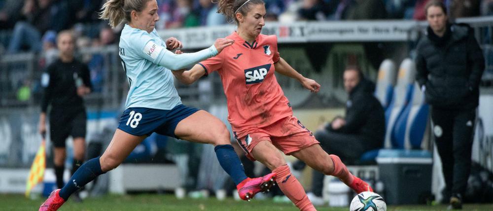 Enges Ding. Gina Chmielinski (li.) von Turbine Potsdam im Zweikampf mit Katharina Naschenweng von der TSG Hoffenheim.