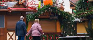 Schlimme Weihnachten. Am Dresdner Altmarkt bleiben die Verkaufsstände des Striezelmarktes geschlossen. Coronabedingt fallen in Sachsen alle Weihnachtsmärkte aus.