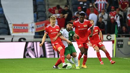 Viel Kampf, wenig Kunst. Timo Baumgartl, Mohammed Abu Fani und Taiwo Awoniyi arbeiteten Fußball.