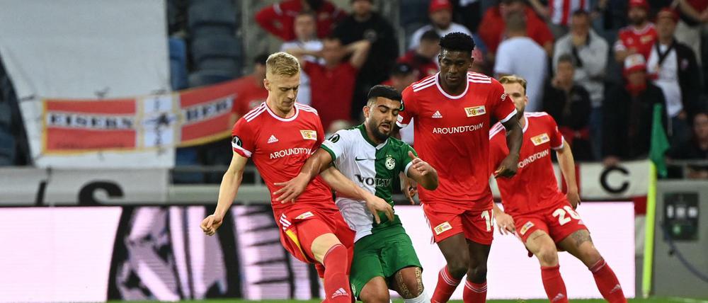 Viel Kampf, wenig Kunst. Timo Baumgartl, Mohammed Abu Fani und Taiwo Awoniyi arbeiteten Fußball.