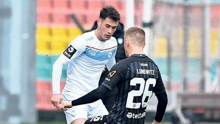 War mehr drin. Shalva Ogbaidze (li.) von Viktoria im Angriff.