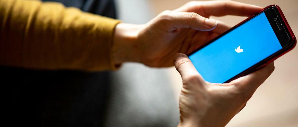  Auf dem Bildschirm eines Smartphones sieht man das Logo der App Twitter.
