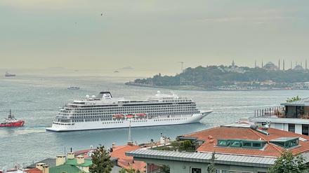 Auf der Uferpromenade des Galataport – links ein Kreuzfahrtschiff, rechts der Komplex, im Hintergrund die Altstadt von Istanbul.