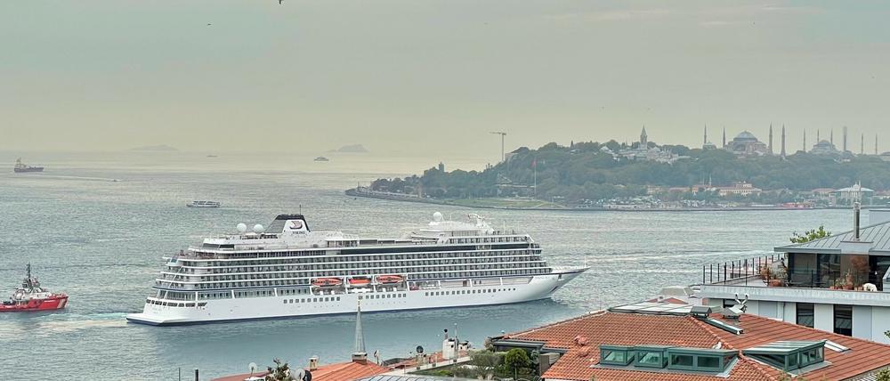 Auf der Uferpromenade des Galataport – links ein Kreuzfahrtschiff, rechts der Komplex, im Hintergrund die Altstadt von Istanbul.