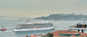 Auf der Uferpromenade des Galataport – links ein Kreuzfahrtschiff, rechts der Komplex, im Hintergrund die Altstadt von Istanbul.