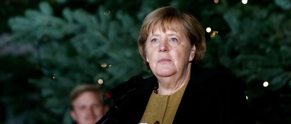 Hält sich aktuell eher im Hintergrund, oder vor einem Weihnachtsbaum: Die geschäftsführende Bundeskanzlerin Angela Merkel.
