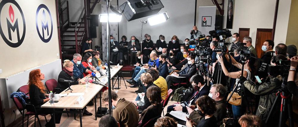 Pressekonferenz von "Memorial" am 18. November. Die Organisation soll geschlossen werden.