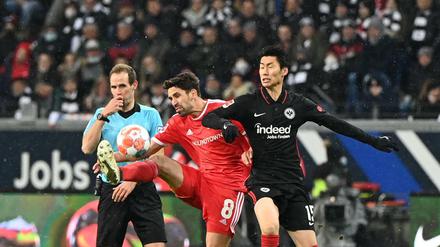 Hoch das Bein. Rani Khedira (Mitte) und seine Berliner Kollegen mussten in Frankfurt bis an die Schmerzgrenze gehen.