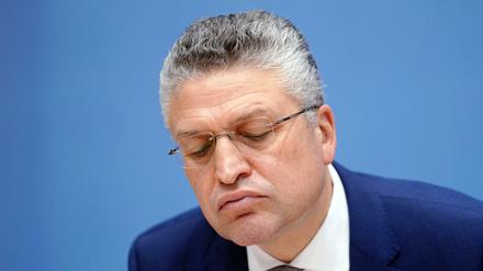 Lothar H. Wieler, Präsident des Robert-Koch-Instituts (RKI), reagiert während einer Pressekonferenz zur Corona-Pandemie.