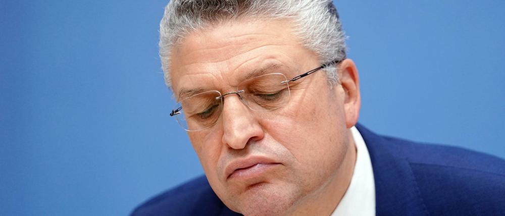 Lothar H. Wieler, Präsident des Robert-Koch-Instituts (RKI), reagiert während einer Pressekonferenz zur Corona-Pandemie.