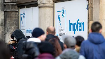 Warteschlange vor einem Impfzentrum in München (am 8.11.2021)