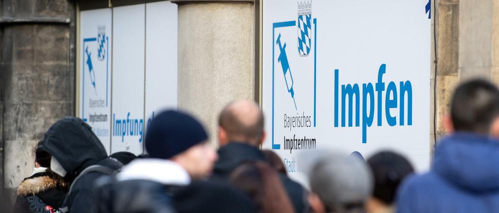 Warteschlange vor einem Impfzentrum in München (am 8.11.2021)