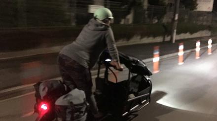 Die Abgeordnete der Grünen Partei in Neuseeland, Julie Anne Genter fährt während der Wehen mit dem Fahrrad ins Krankenhaus.