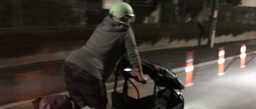 Die Abgeordnete der Grünen Partei in Neuseeland, Julie Anne Genter fährt während der Wehen mit dem Fahrrad ins Krankenhaus.