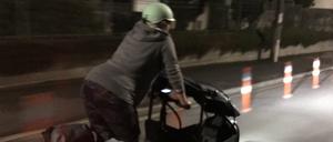 Die Abgeordnete der Grünen Partei in Neuseeland, Julie Anne Genter fährt während der Wehen mit dem Fahrrad ins Krankenhaus.