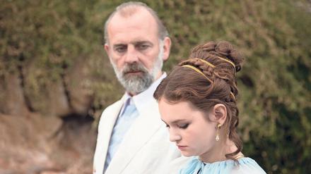 Herbergsvater. Guru Fust (Sam Louwyck) und sein Schützling Irina (Greta Bohacek).