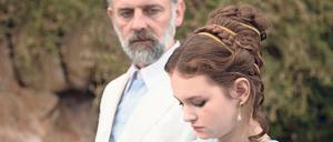 Herbergsvater. Guru Fust (Sam Louwyck) und sein Schützling Irina (Greta Bohacek).