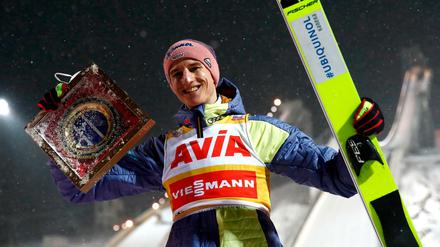 Karl Geiger feiert seinen zweiten Platz und führt den Weltcup weiter an.