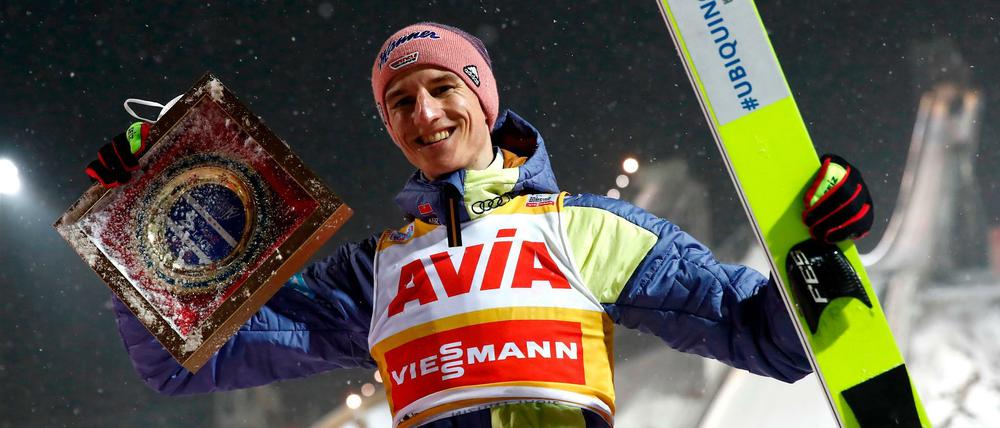 Karl Geiger feiert seinen zweiten Platz und führt den Weltcup weiter an.