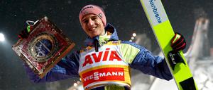 Karl Geiger feiert seinen zweiten Platz und führt den Weltcup weiter an.