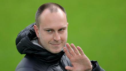 Bald der neue Werder Bremen Coach? Ole Werner winkt den Bremern zu.