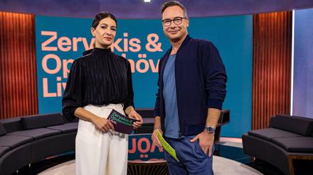 ZOL gegen Covid 19. „Zervakis & Opdenhövel. Live.“ will im Kampf gegen Corona mit einer eigenen Impfaktion helfen. Impfbusse stehen auf dem Studiogelände in Unterföhring bereit. Das Moderatorenduo lässt sich live boostern, ab 21 Uhr 15 bei Pro7.