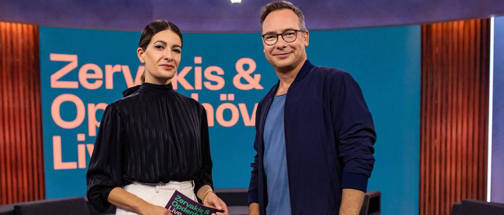 ZOL gegen Covid 19. „Zervakis & Opdenhövel. Live.“ will im Kampf gegen Corona mit einer eigenen Impfaktion helfen. Impfbusse stehen auf dem Studiogelände in Unterföhring bereit. Das Moderatorenduo lässt sich live boostern, ab 21 Uhr 15 bei Pro7.