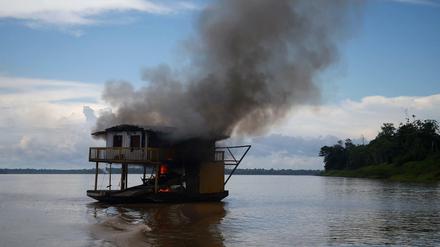 Eines der mehr als 60 Baggerschiffe, die von brasilianischen Behörden in Brand gesetzt wurden.