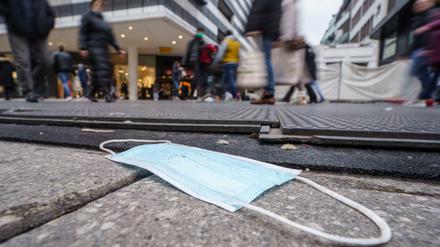 Ohne Maske kann teuer werden: Vielerorts gilt wieder Maskenpflicht.
