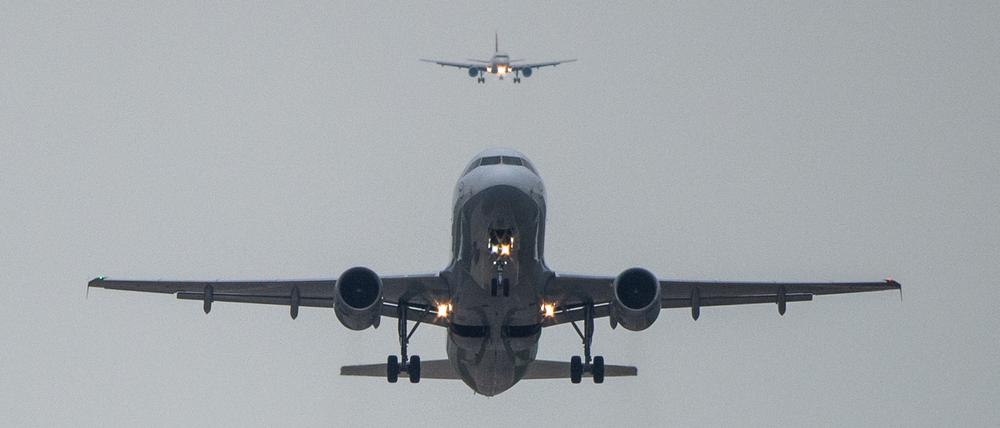 Ein Airbus 320 von Lufthansa hebt ab - das Unternehmen fliegt Südafrika derzeit fünf mal in der Woche direkt an.