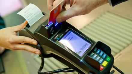 Ein Kunde zahlt in einem Supermarkt mit einer EC-Karte an der Kasse.