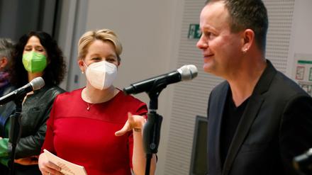 Klaus Lederer am Montag neben Bettina Jarasch (links) und Franziska Giffey bei der Vorstellung des Koalitionsvertrags