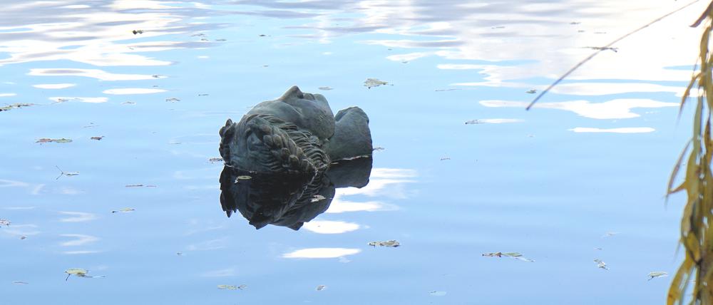 Orpheuskopf-Skulptur treibt singend auf dem Halensee in Berlin-Grunewald.