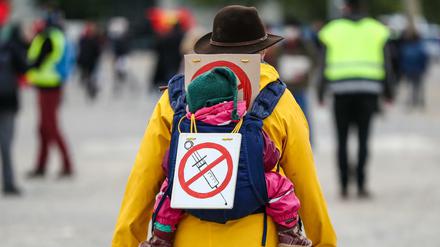 Eine Teilnehmerin einer Protestkundgebung der Initiative "Querdenken"
