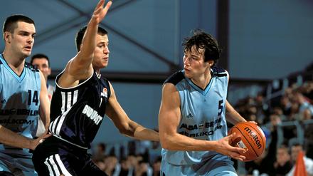 Jörg Lütcke (am Ball) im Trikot von Alba Berlin im Jahr 2001. 