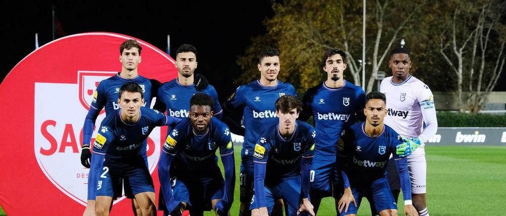 Irgendwas ist anders. Belenenses Lissabon trat gegen Benfica aufgrund zahlreicher Coronafälle mit einer Startneun an.