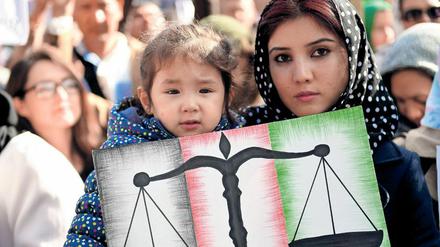 Afghanische Frau nimmt an Protest teil. (Archivbild, 05.10.2016)