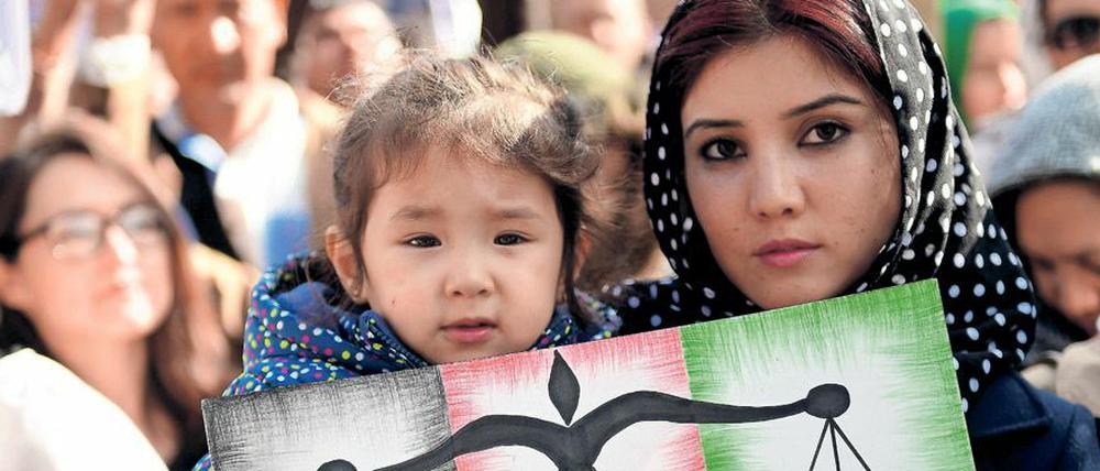 Afghanische Frau nimmt an Protest teil. (Archivbild, 05.10.2016)