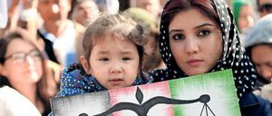 Afghanische Frau nimmt an Protest teil. (Archivbild, 05.10.2016)