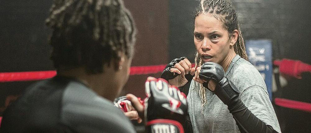 Jackie Justice (Halle Berry, rechts) trainiert hart für ihr Comeback.