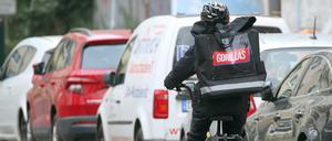 Ein Mitarbeiter des Lebensmittel-Lieferdienstes Gorillas radelt durch die Straßen der Hauptstadt.
