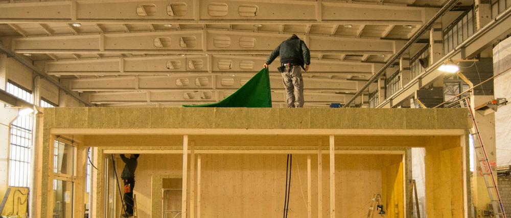 Montage von tonnenschweren Modulen für den Holzbau bei Firma Kaufmann Bausysteme in Berlin-Köpenick.