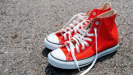 Mit 117 roten Schuh-Paaren wird am 24. November an die Ermordung von Frauen durch ihre Partner gedacht.