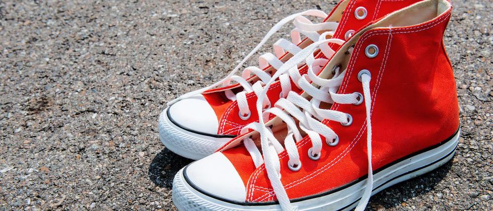 Mit 117 roten Schuh-Paaren wird am 24. November an die Ermordung von Frauen durch ihre Partner gedacht.