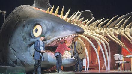 Norwegen, Land der Lachse. Roman Trekel als Bootsmann, Linard Vrielink als Asle und Siyabonga Maqungo als Juwelier (v.l.) im Bühnenbild von Monika Pormale.