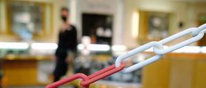 Wieder zusperren? So grauslich ein neuer Lockdown wäre: Es muss etwas passieren, das die Fallzahlen schnell und deutlich senkt.