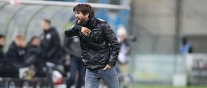 Kurzes Tänzchen an der Seitenlinie. Peter Hyballa ist schon wieder Ex-Trainer bei Türkgücü München.