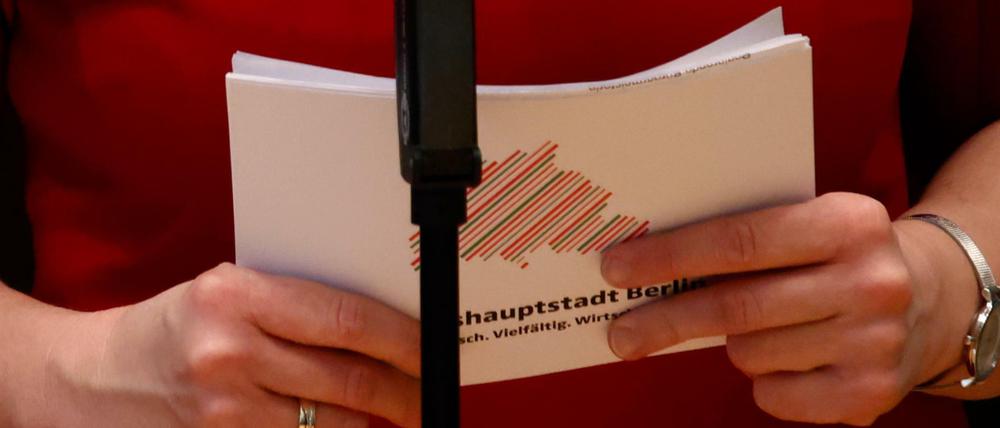 Das sind nur die Spickzettel: Franziska Giffey bei der Vorstellung des Koalitionsvertrags.