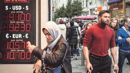 Erdogans Geldpolitik. Das Monatseinkommen der Türken reicht gerade noch für das Nötigste. Wer kann, flüchtet in den Dollar.